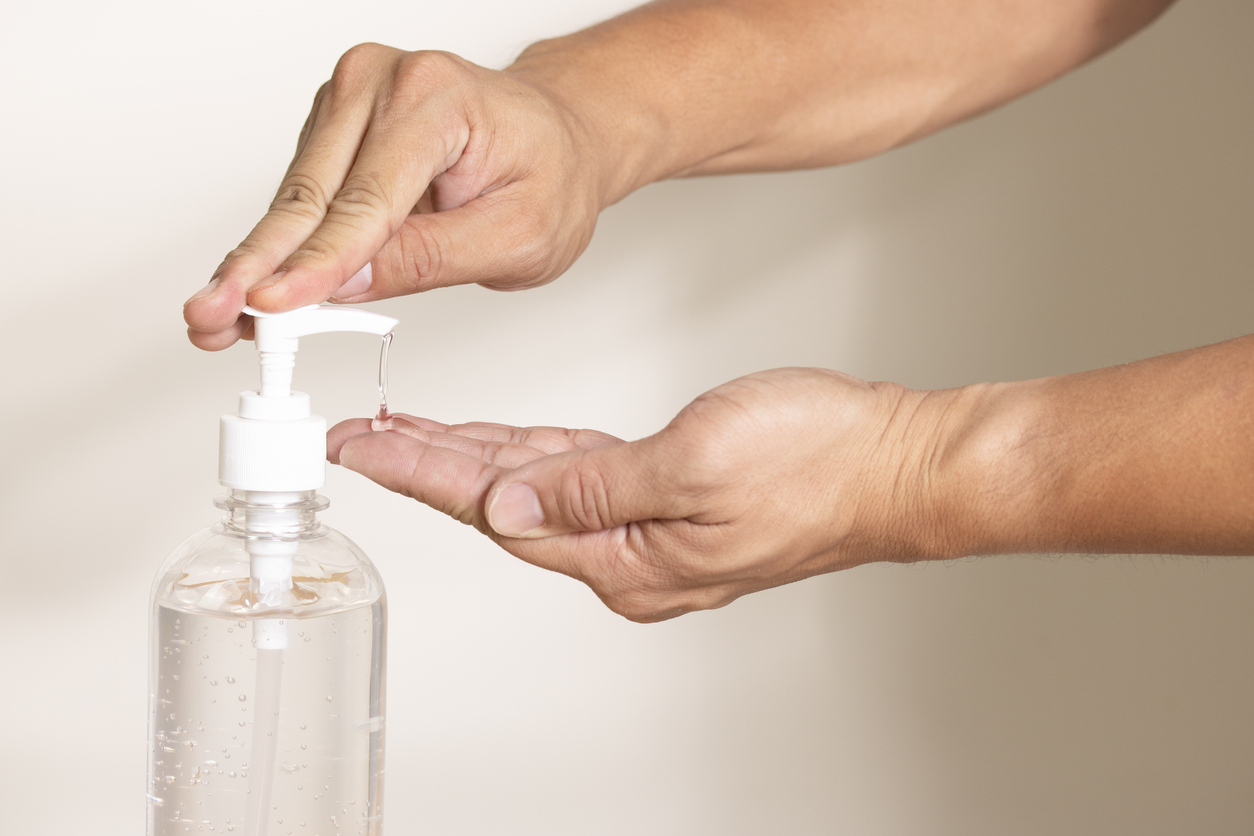 Álcool em gel nas mãos requer cuidado para evitar queimaduras graves