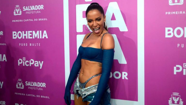Que mico! Anitta faz post pago e esquece de apagar trecho secreto