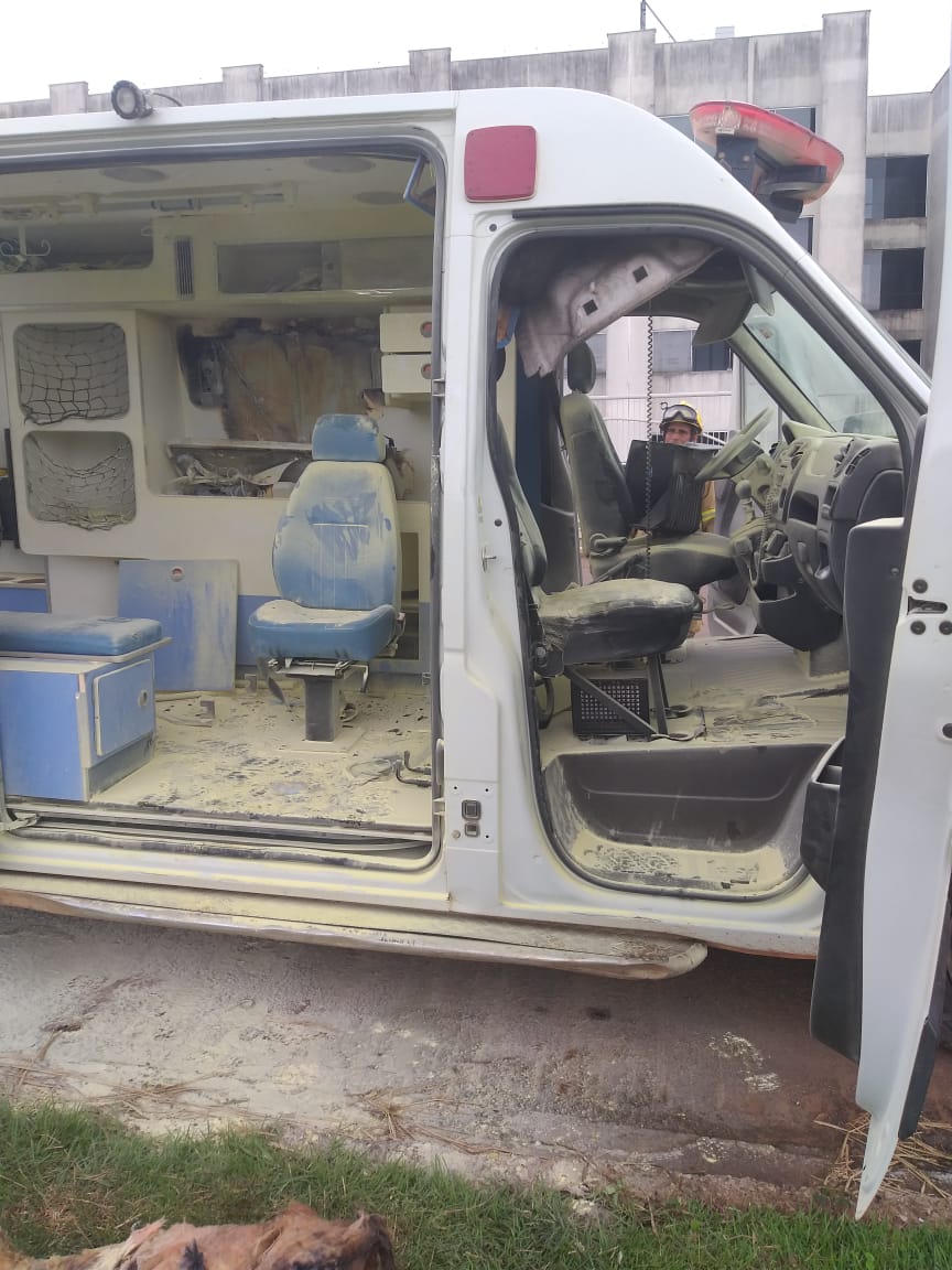 Vídeo: ambulância de transporte de pacientes da Fundhacre pega fogo em Rio Branco