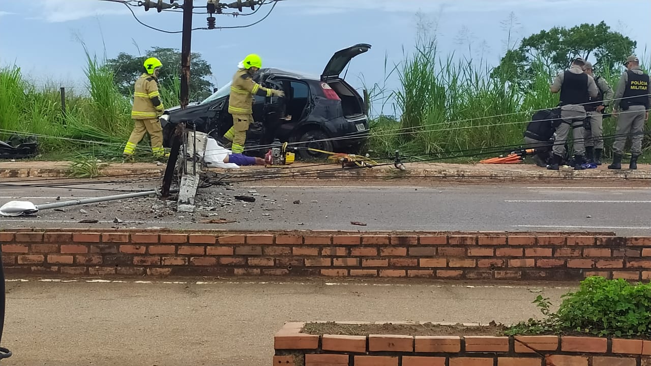 Adolescente de 13 anos morre esmagado por poste e 3 pessoas ficam feridas em acidente Adolescente de 13 anos morre esmagado por poste e 3 pessoas ficam feridas em acidente