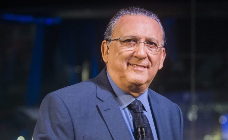 Galvão “narra” áudio do VAR com ironia e dispara: “Meteram a mão no Santos”