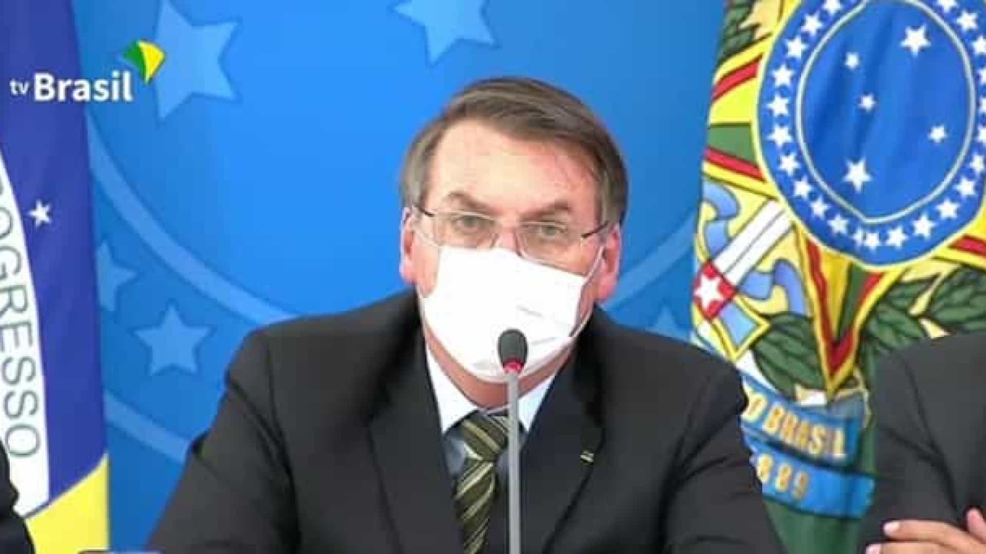 “É grave, mas não chega ao campo da histeria”, diz Bolsonaro sobre coronavírus