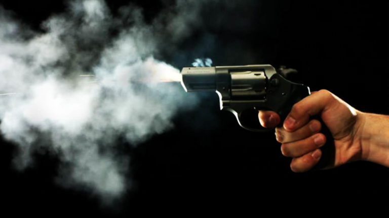 Jovem tem casa invadida e é morto a tiros no interior do Acre; vítima teria matado outra pessoa no mesmo dia