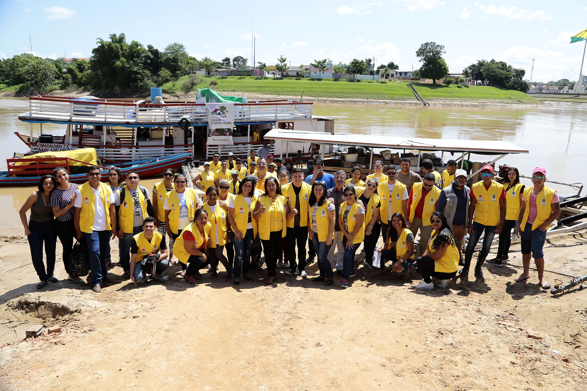 Prefeitura de Rio Branco leva ações de saúde aos ribeirinhos das margens do Riozinho do Rôla