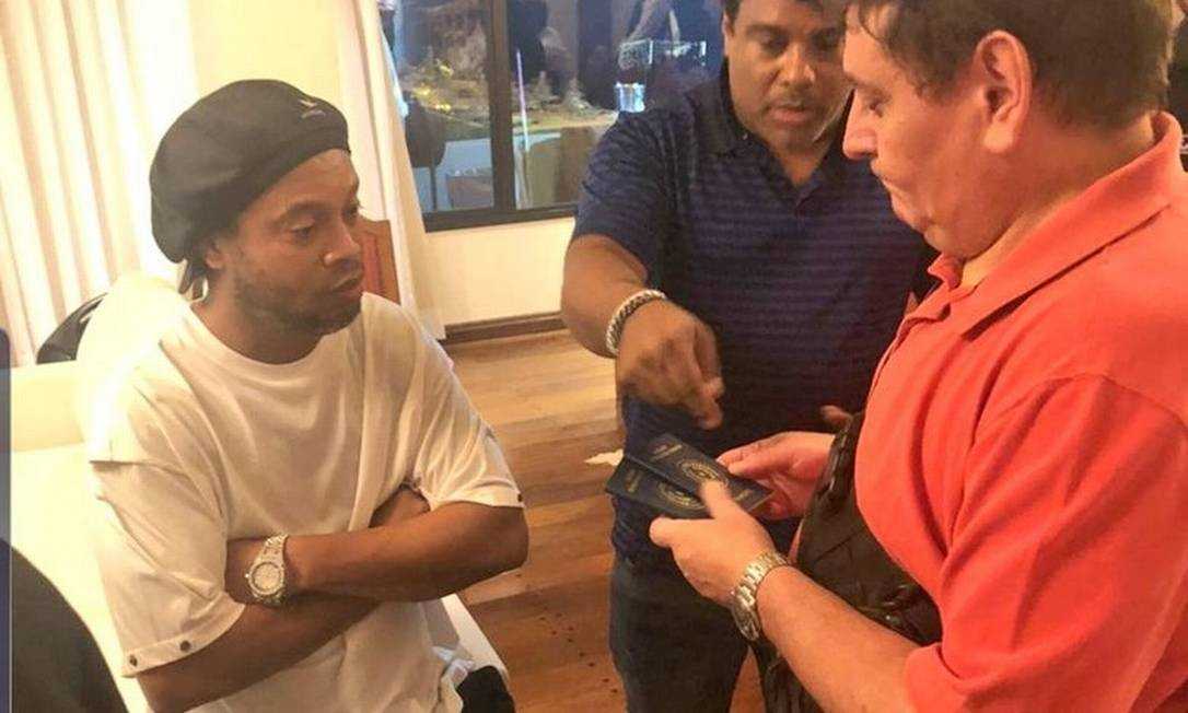 Ronaldinho Gaúcho presta esclarecimentos à promotoria paraguaia