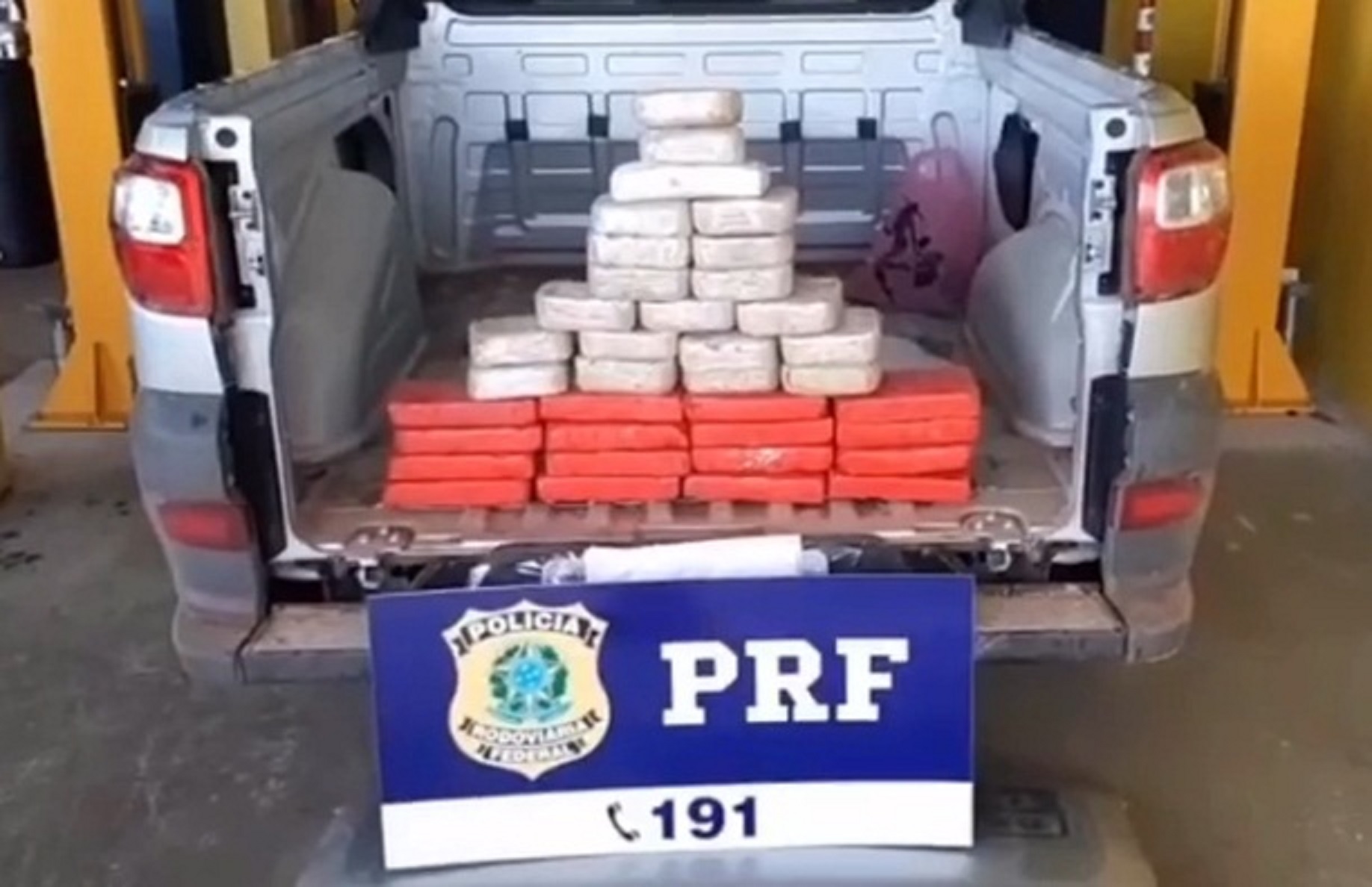 Em RO, PRF intercepta automóvel com 37 quilos de cocaína que saíram do AC