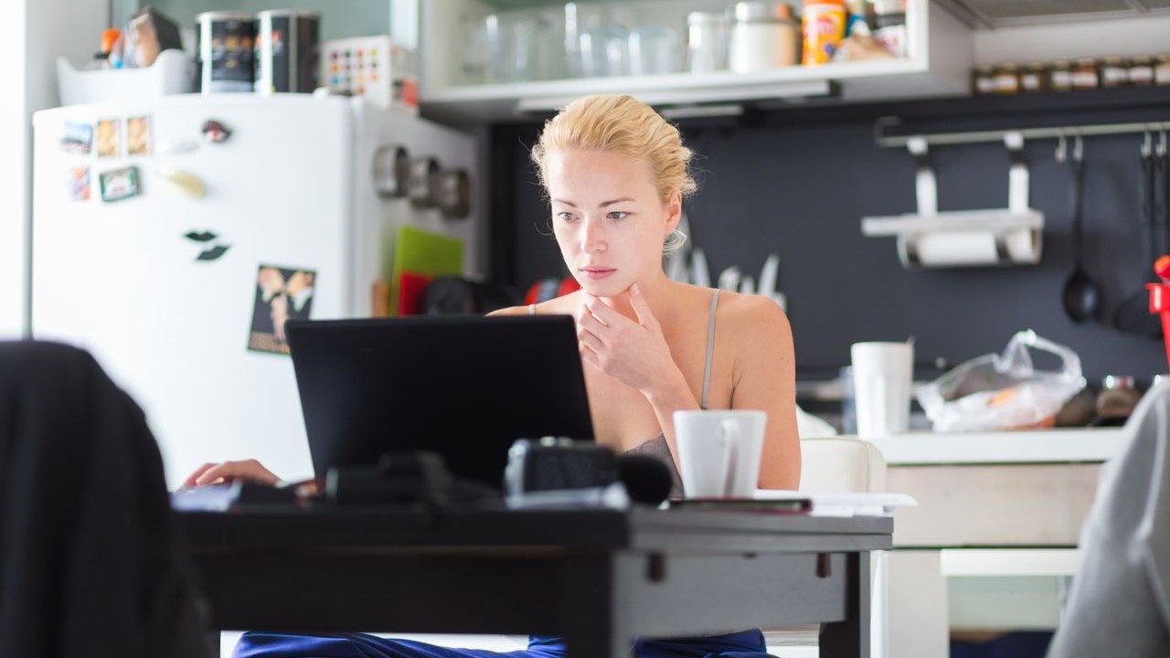 Trabalhando a mais no home office? Saiba o que fazer