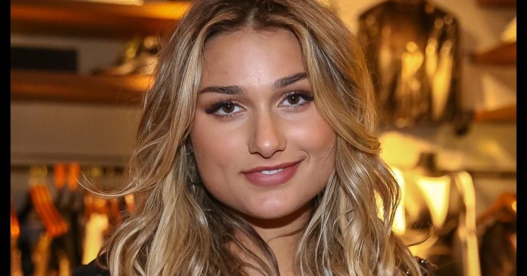 Sasha Meneghel posta foto de biquíni na praia e arranca elogios