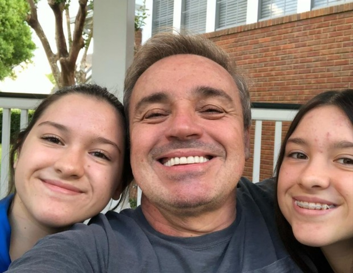 Gugu aparece em fotos inéditas com a família em homenagem; Rose é ignorada