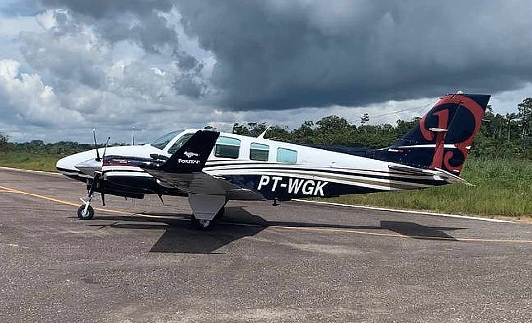 Gladson cede avião próprio com despesas pagas para levar medicamentos ao interior