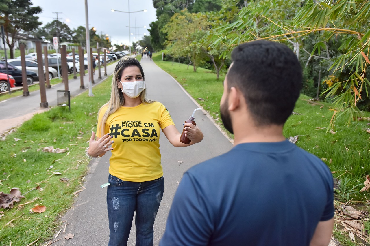‘Fica em Casa’: campanha da prefeitura leva orientações a praças e parques da cidade