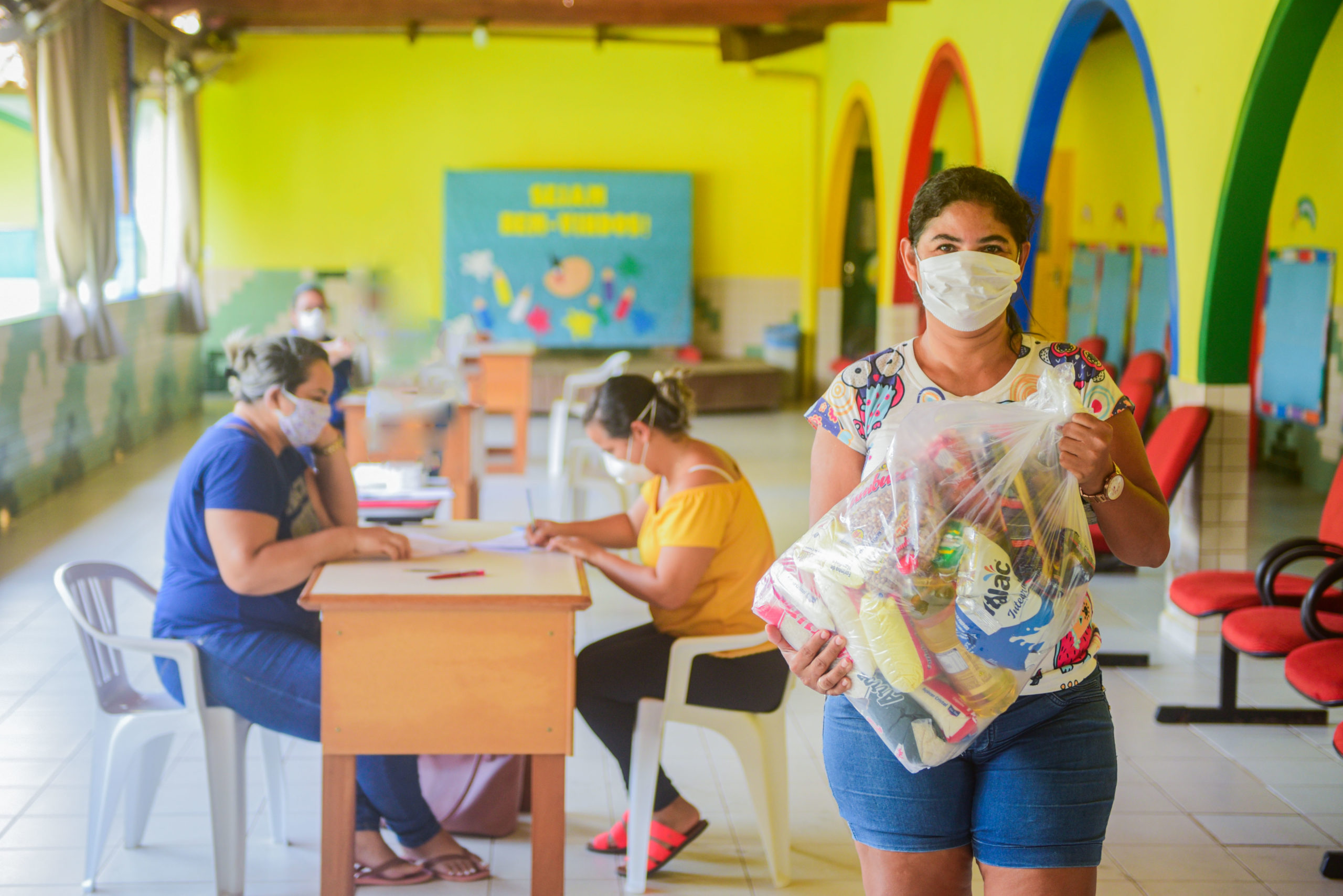 Prefeitura inicia distribuição de kits de merenda a alunos da rede municipal, em Rio Branco