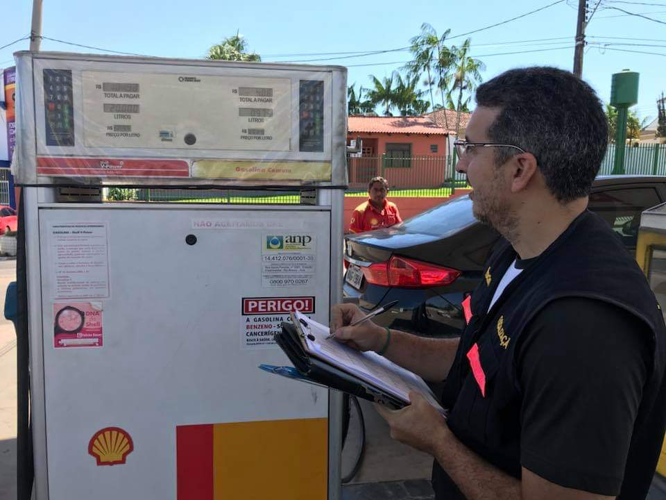 Procon notifica 52 postos de combustíveis da capital para atestar redução de preços