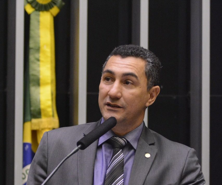 Jesus Sérgio vota favorável ao projeto que suspende pagamento do FIES