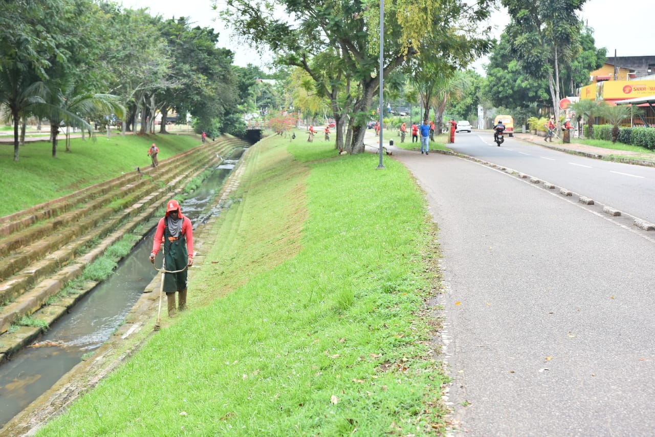 Prefeitura fortalece limpeza urbana nos bairros e região central da cidade