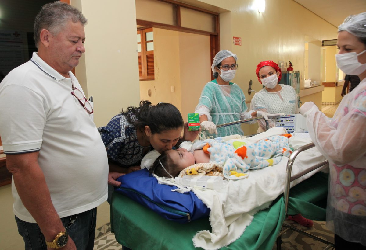 Quase um mês após furto, crianças recebem 4ª dose de remédio para atrofia muscular