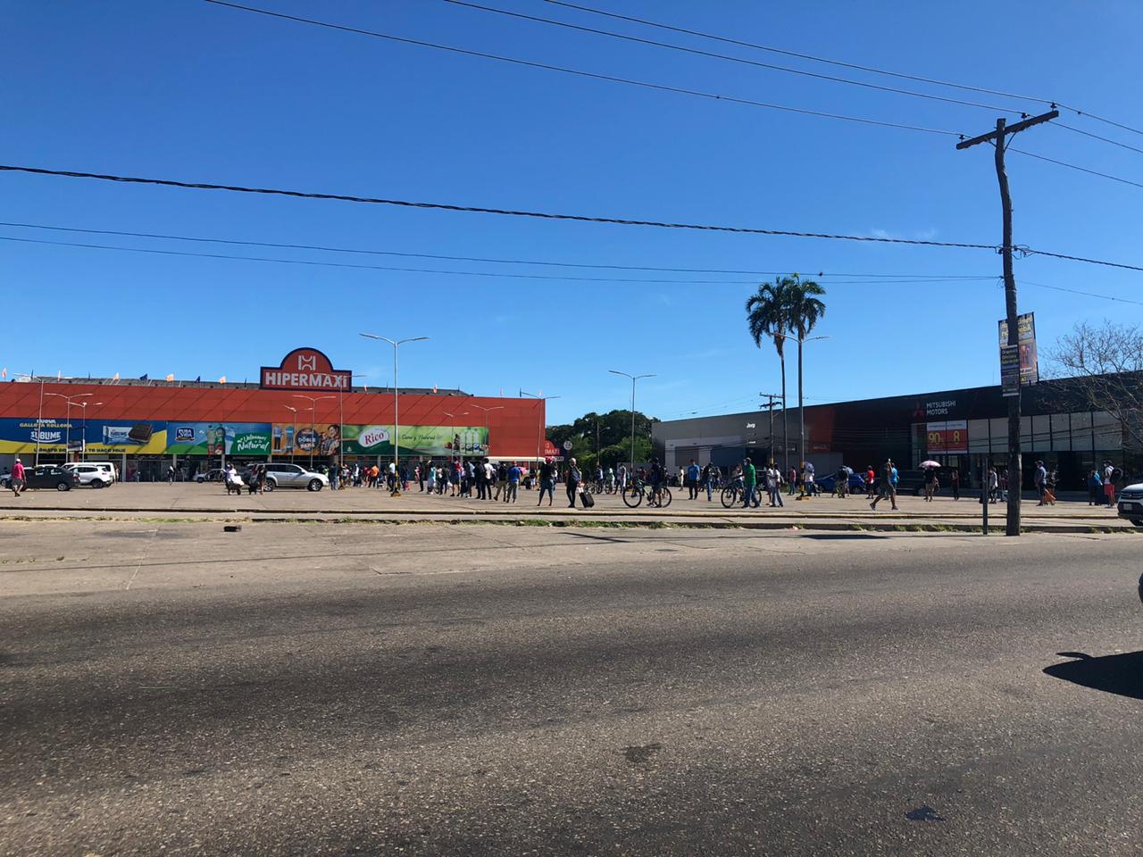 Acreanos relatam tumultos e filas enormes em supermercados da Bolívia