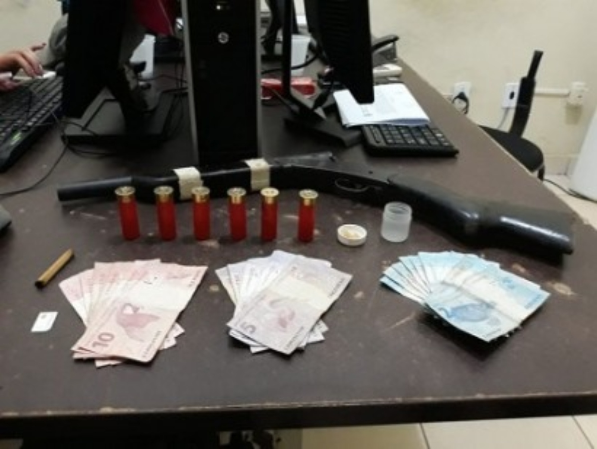 Polícia apreende pedras de crack, arma e munições no Papoco