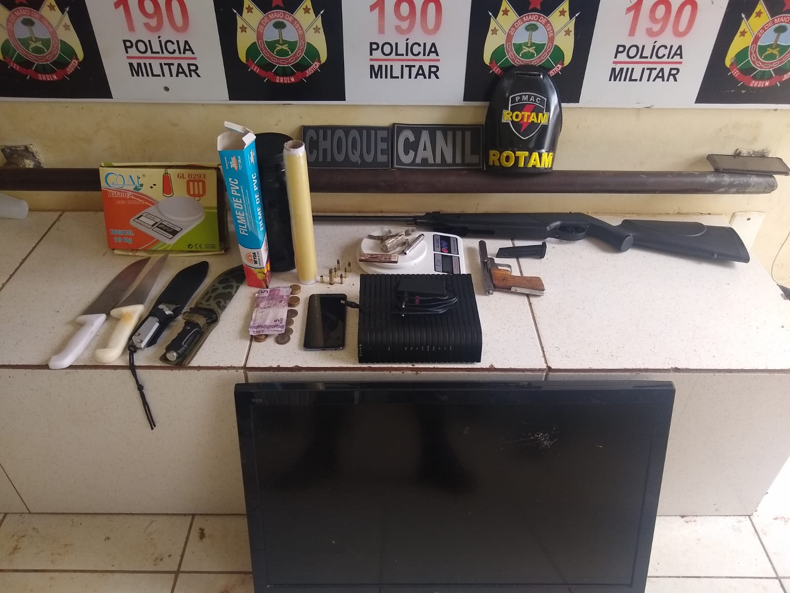 Homem é preso com droga, arma caseira e objetos roubados, na Baixa da Colina