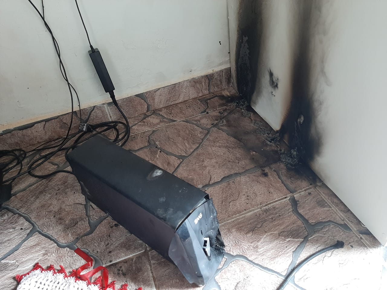 Após queda de árvore em fiação, móveis e três casas são incendiadas no Acre