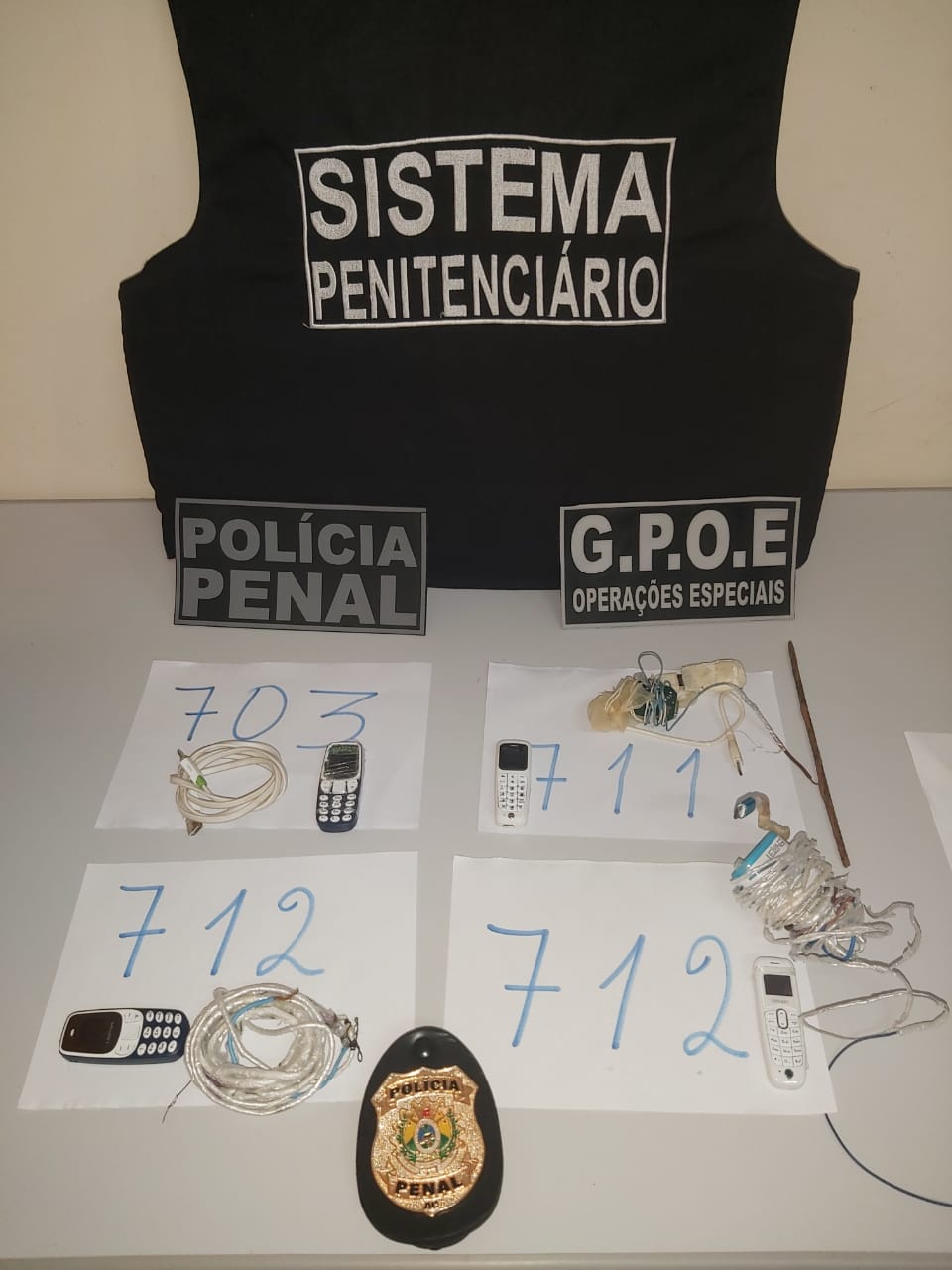 Polícia apreende celulares durante Operação Notívago, no presídio de Cruzeiro do Sul