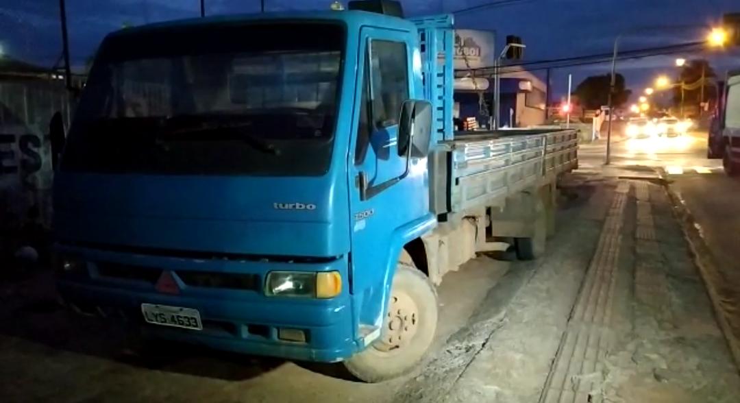 Polícia Militar apreende caminhão transportando madeira ilegal na BR-364