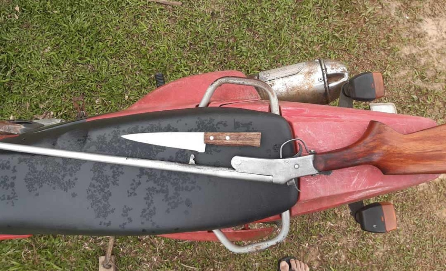 Polícia prende homem que ameaçou esposa com espingarda e faca no interior do Acre