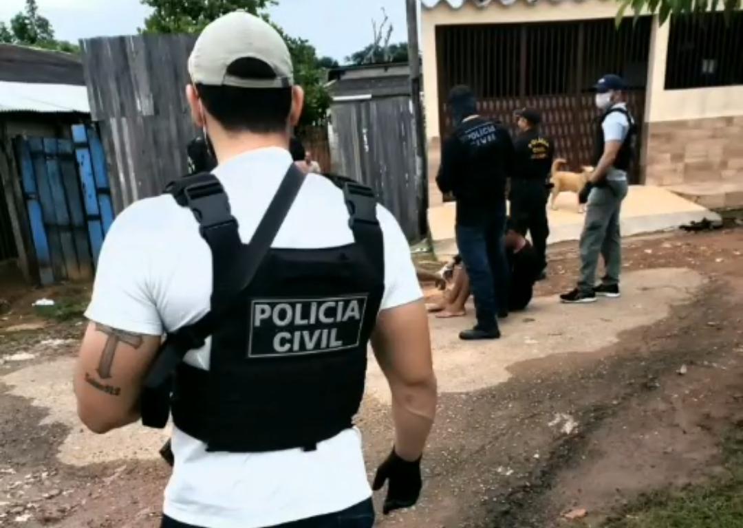 Homem que divulgou vídeo ostentando armas é preso pela Polícia Civil