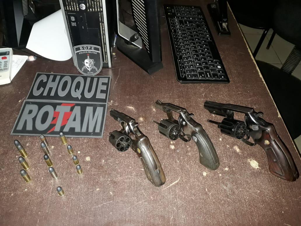 Criminosos são presos com táxi roubado, armas e munições em Rio Branco