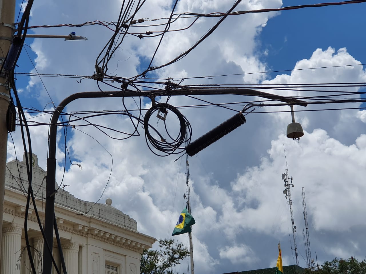 Emaranhado de fios no Centro de Rio Branco pode estar colocando pedestres em risco