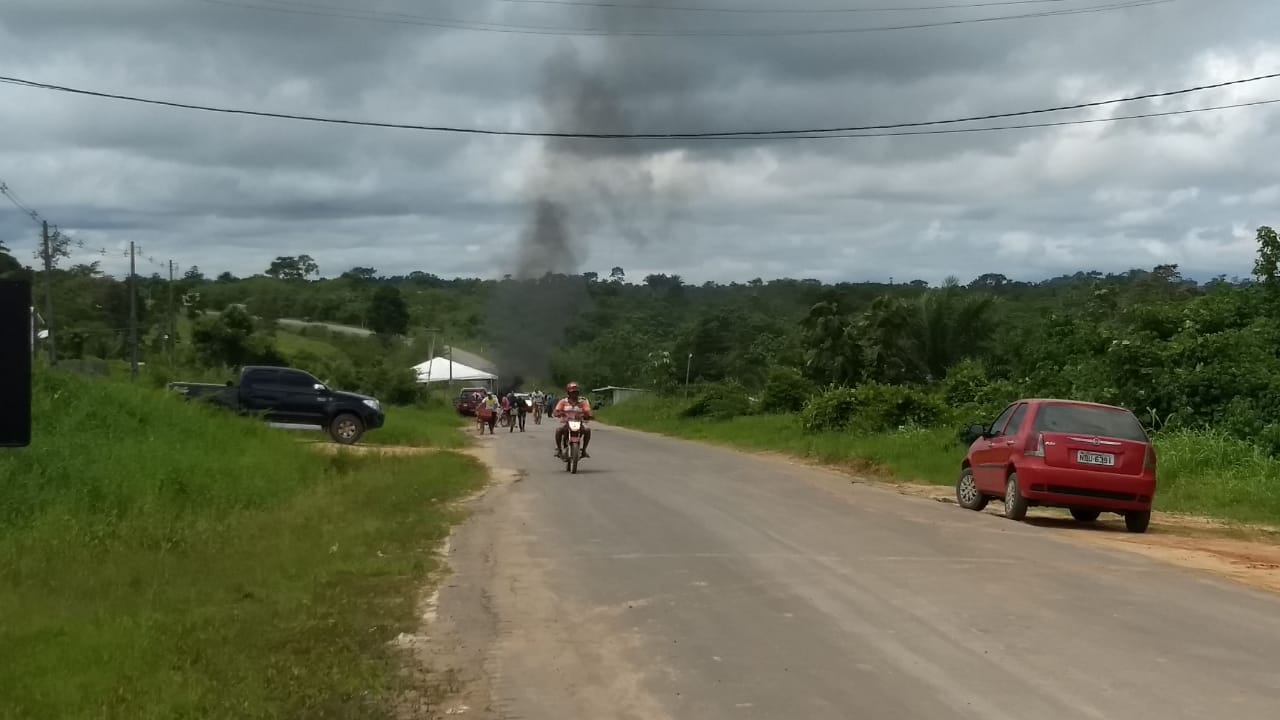 Moradores reabrem entrada de Tarauacá e caminhoneiros seguem viagem