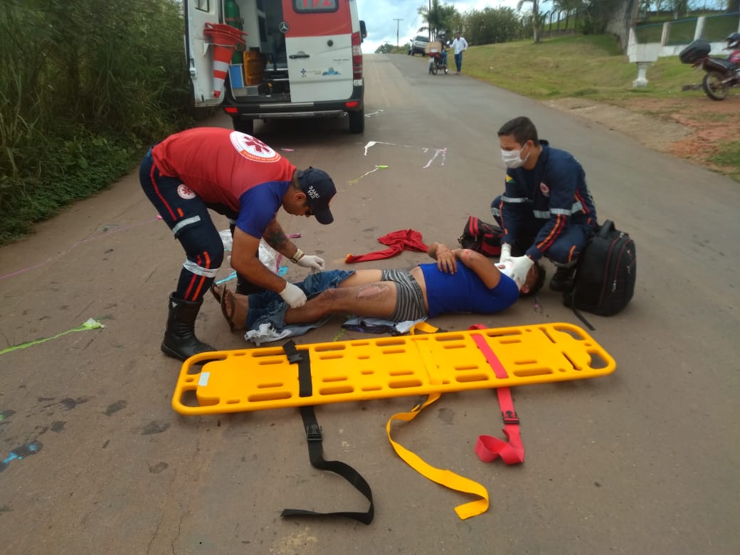 Pneu de moto estoura e provoca acidente com dois feridos na estrada de Porto Acre