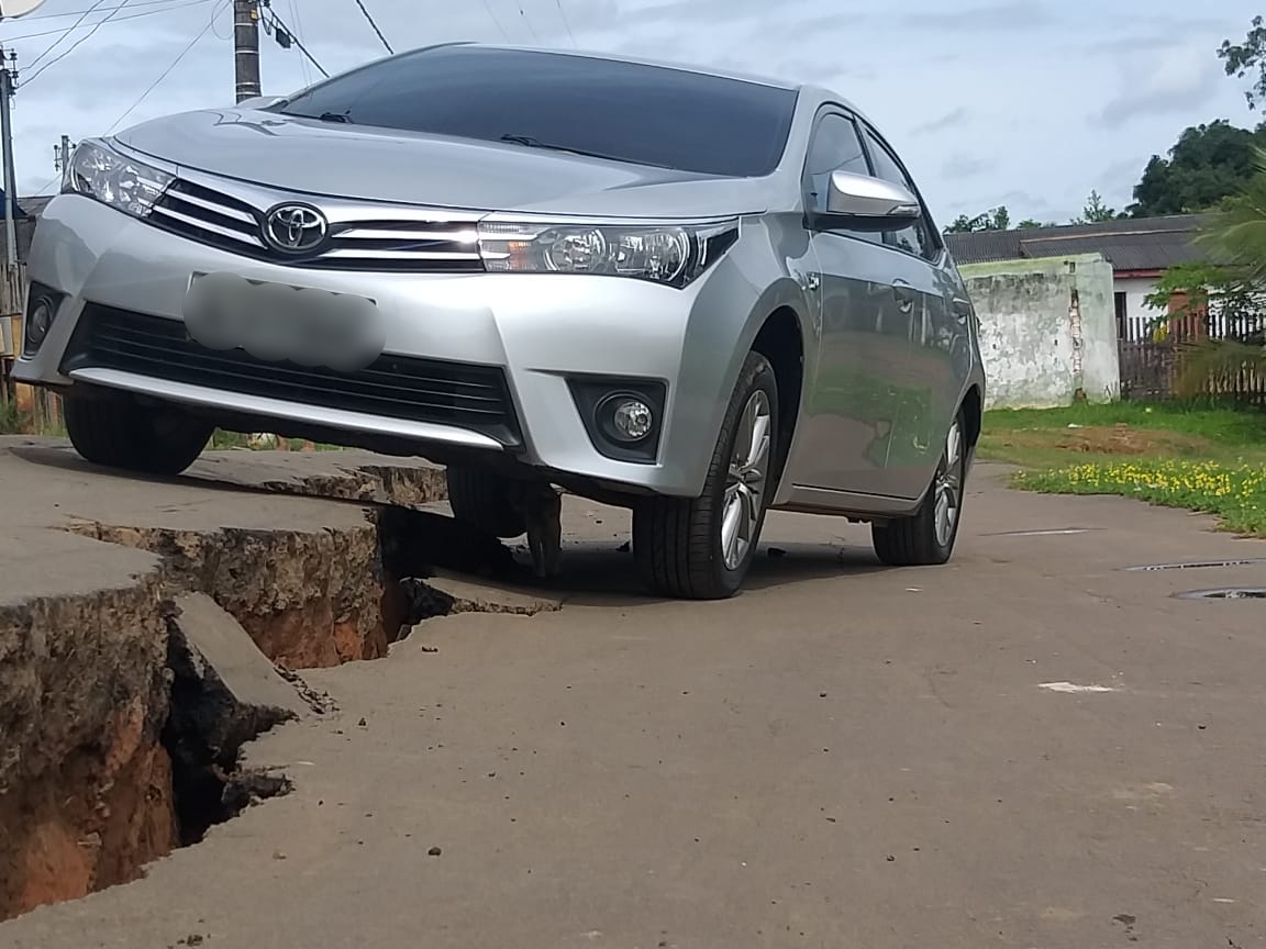 Asfalto cede e abre grande fenda na Seis de Agosto; prefeitura prepara reparo veja vídeo