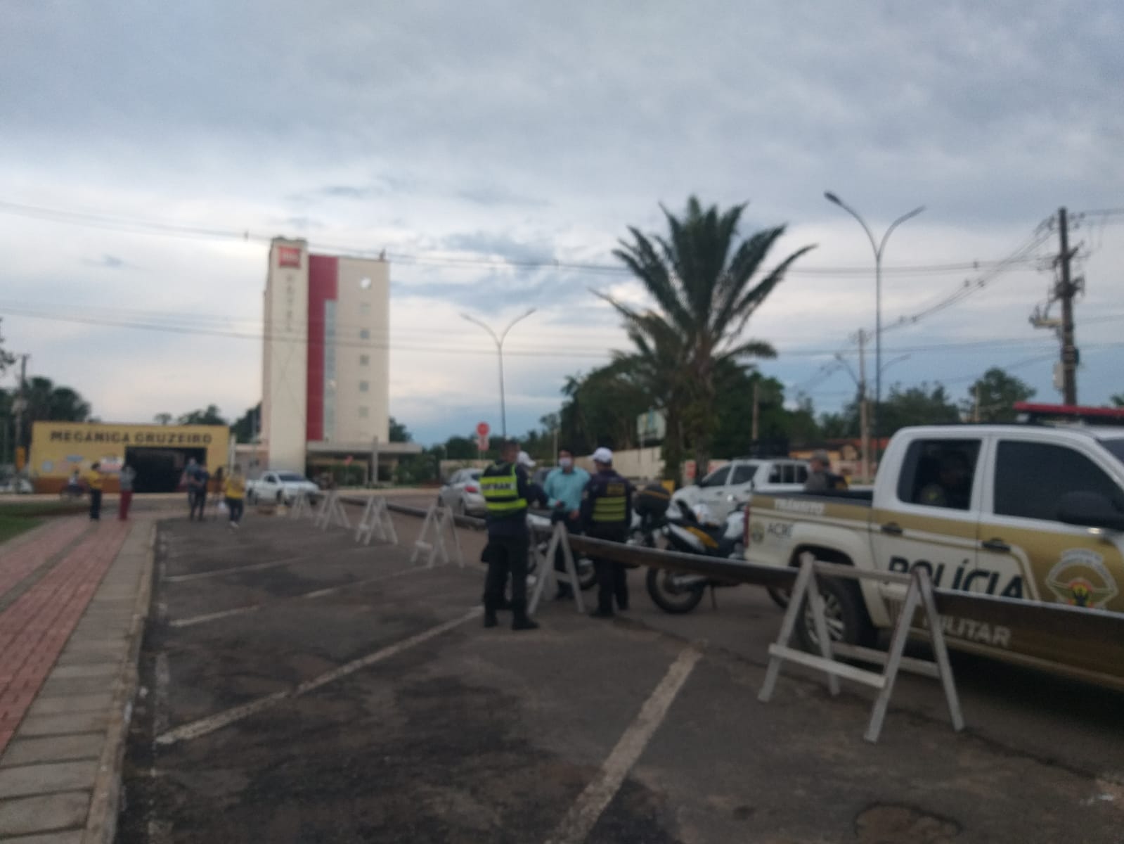 Rbtrans fecha estacionamento e coloca cavaletes na entrada do condomínio Ipê