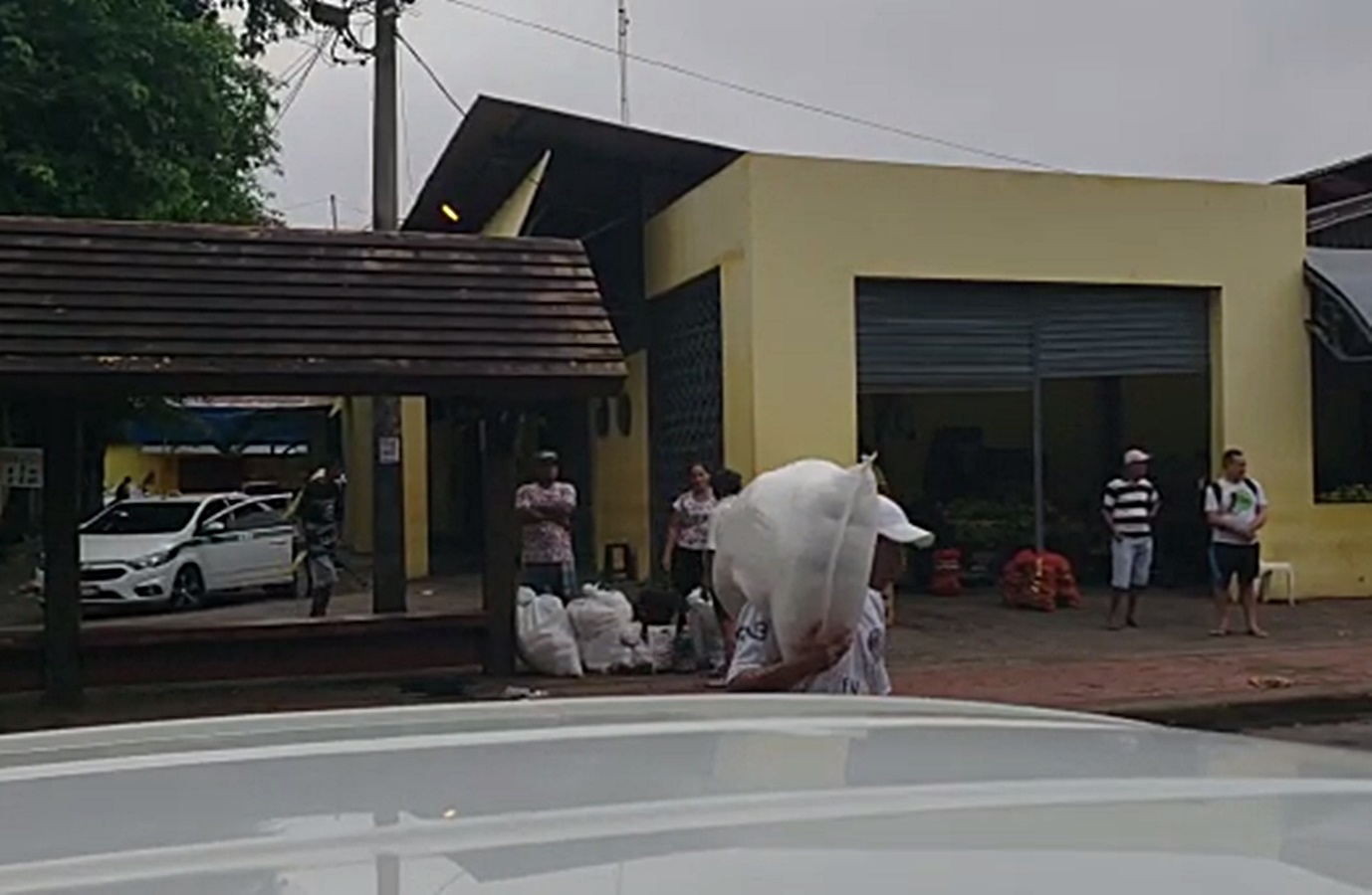 Venezuelanos estariam vendendo cestas básicas no Centro de Rio Branco, diz denúncia