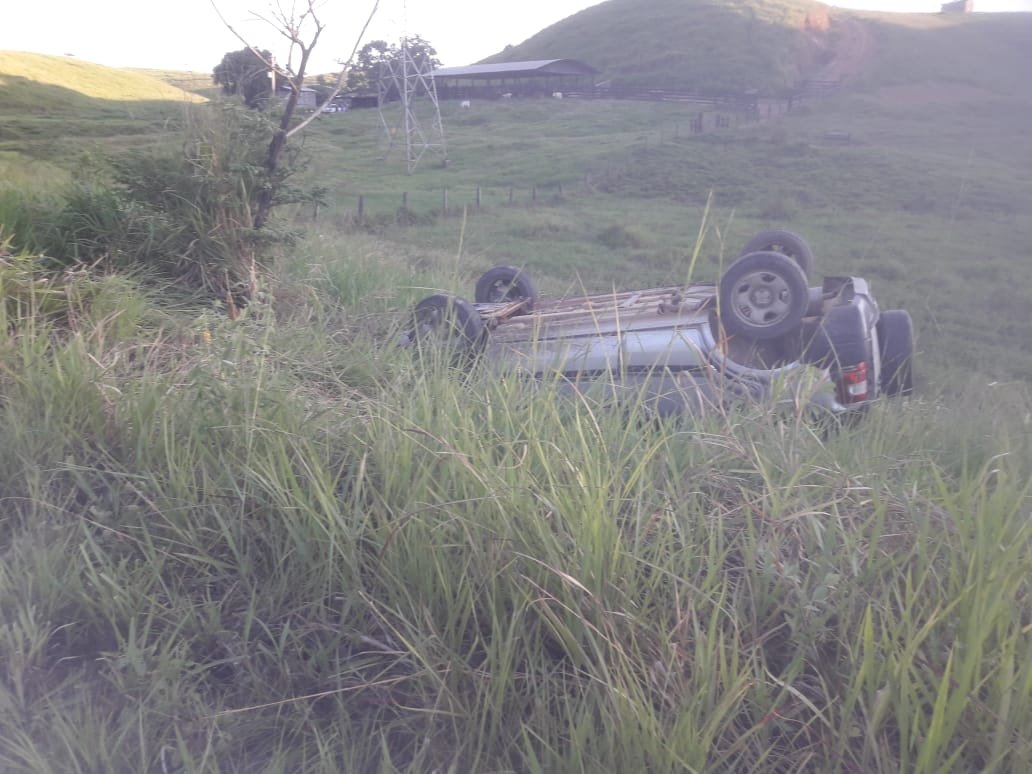 Veículo capota várias vezes na BR-364 e motorista sai ileso do acidente