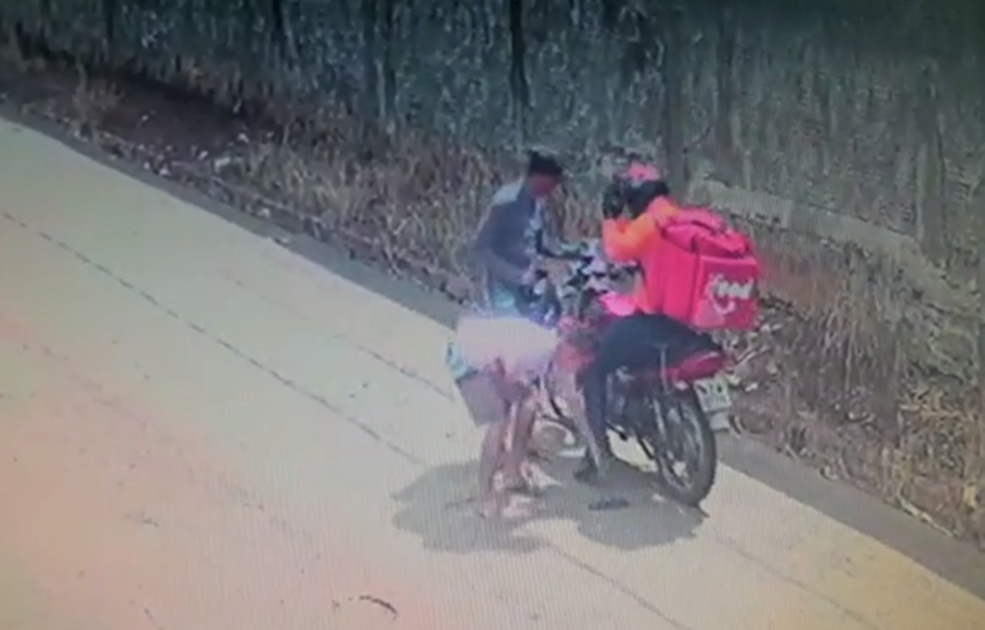 Bandidos roubam mochilas de entregadores para fazerem arrastões em residências