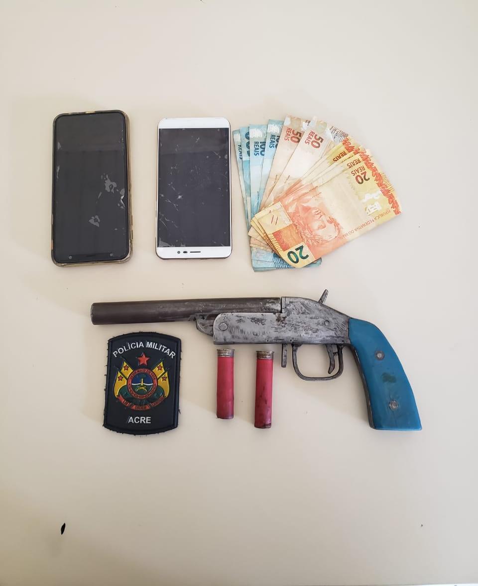 Acusada de integrar facção criminosa, mulher e presa com escopeta, em Xapuri