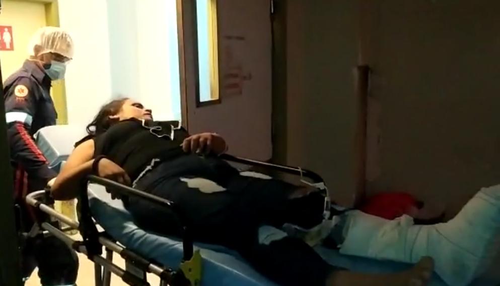 Casal é perseguido ao se perder na Baixada e mulher acaba baleada; ela perdeu 3 dedos