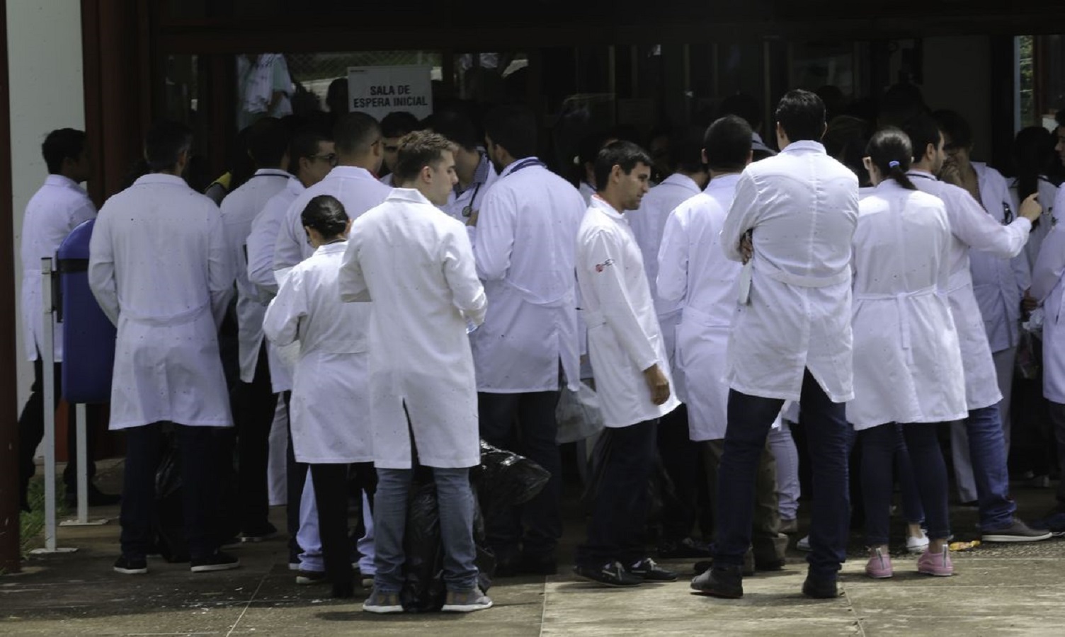 Em meio à pandemia, Brasil dispensa mais de 8 mil médicos formados no exterior