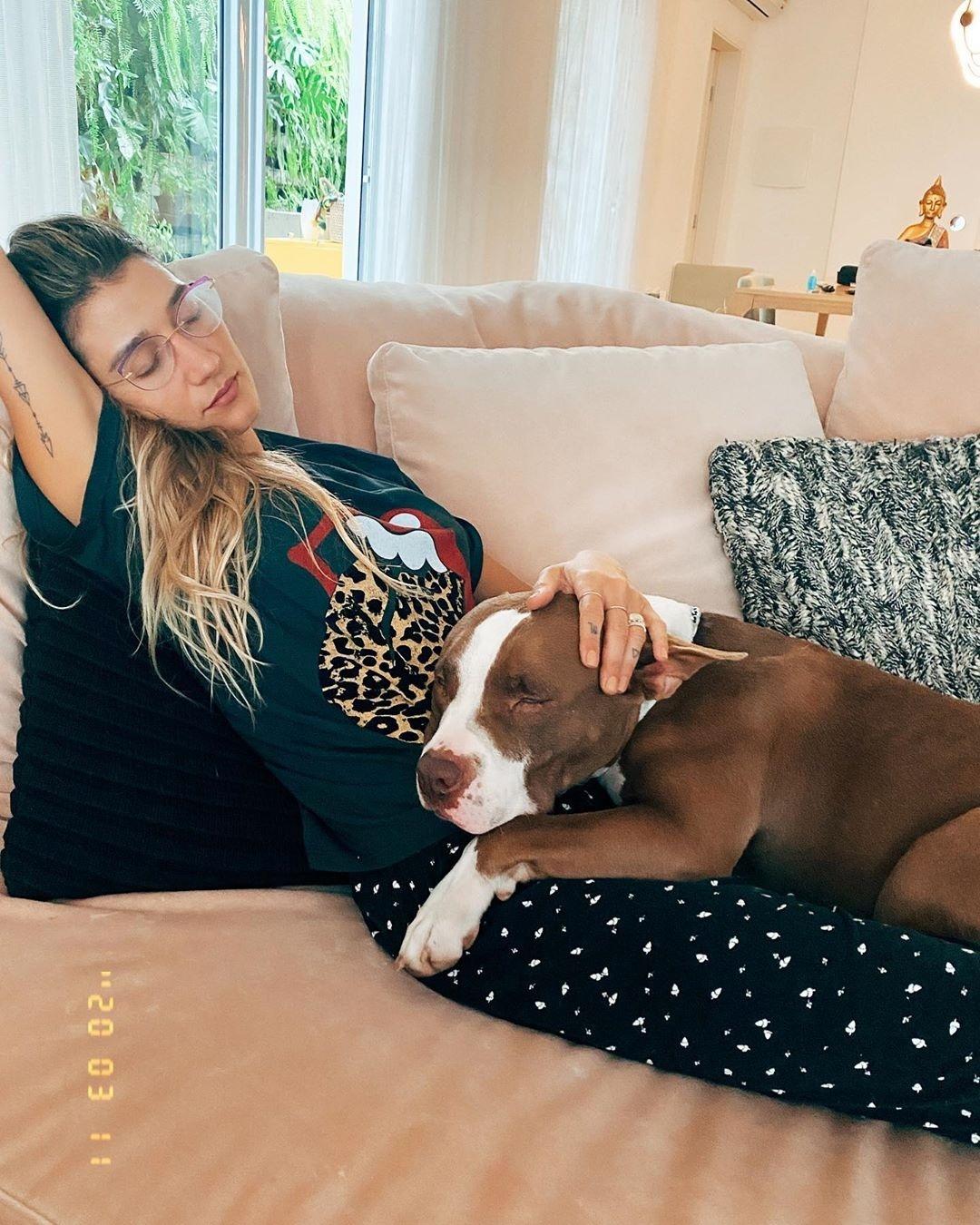 Após desativar Instagram, Pugliesi usa conta de seu cão para comentar publicação de irmã