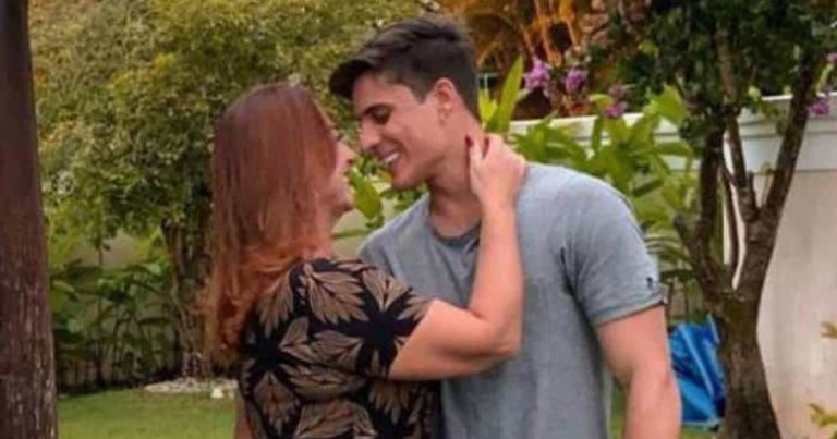 Ex da mãe de Neymar, Tiago Ramos amassa notas de R$ 100: “Dinheiro sujo”