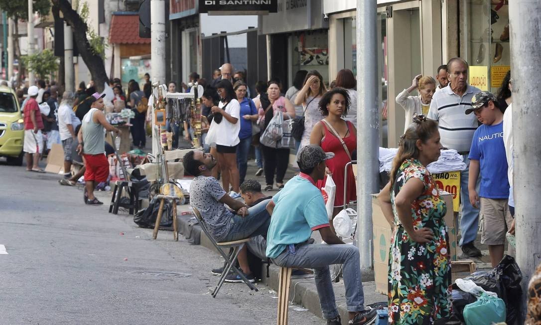 Trabalhadores informais começam a receber auxílio emergencial nesta terça-feira