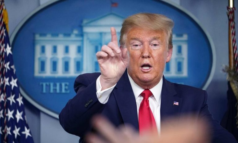 Facebook suspende conta de Donald Trump por dois anos