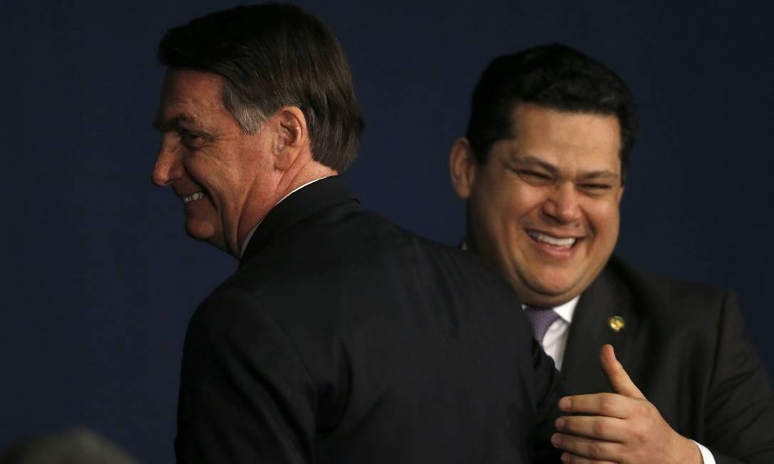 Senado e governo propõem congelar salário de servidor por 18 meses para liberar socorro a estados e municípios