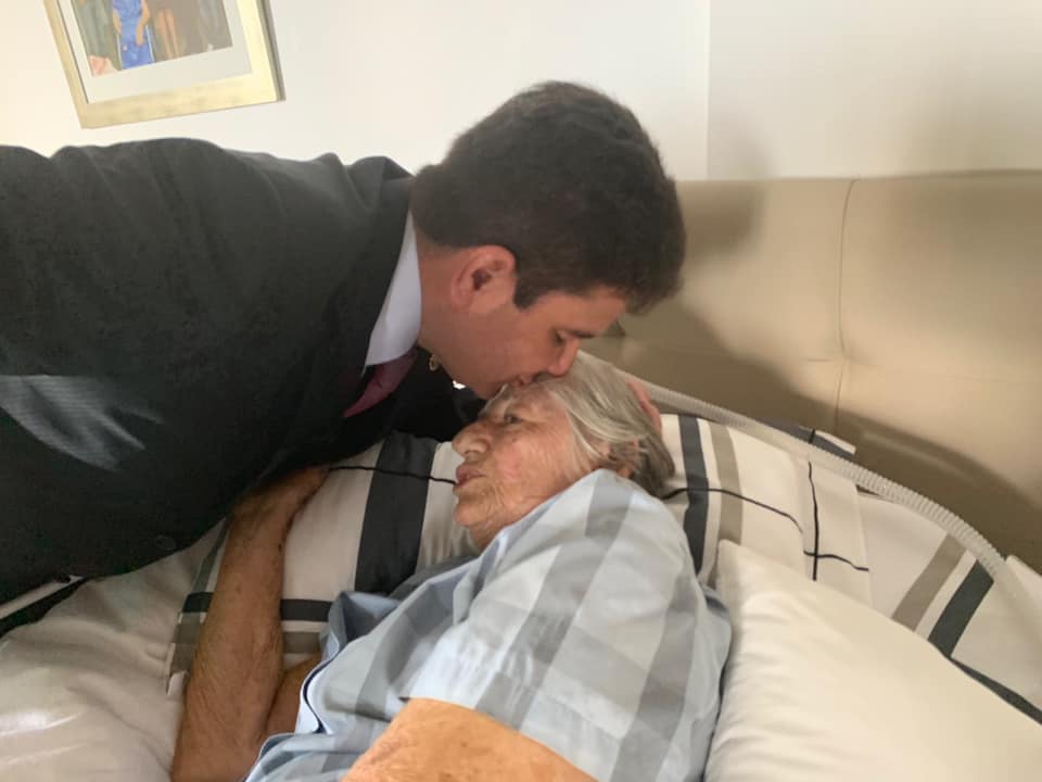 Gladson pede oração para avó que está em estado grave: “Orem por um milagre”