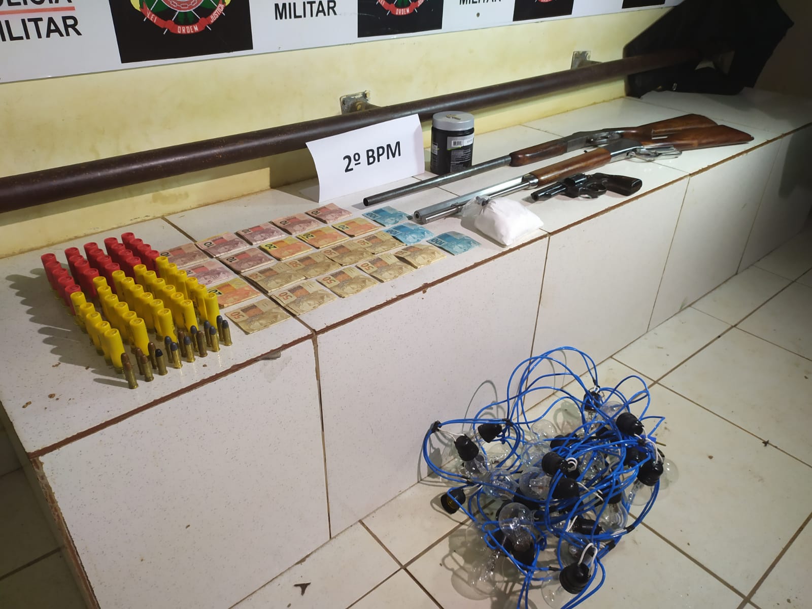No Centro Histórico do Quixadá, dupla é presa com rifle e outras armas, munições e dinheiro