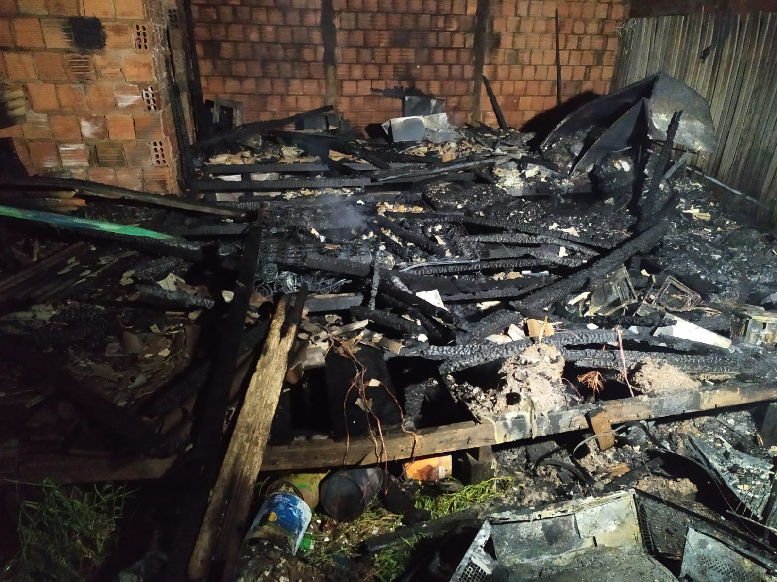 Após tentar reatar casamento, ex-presidiário coloca fogo na casa de ex-mulher com ela dentro