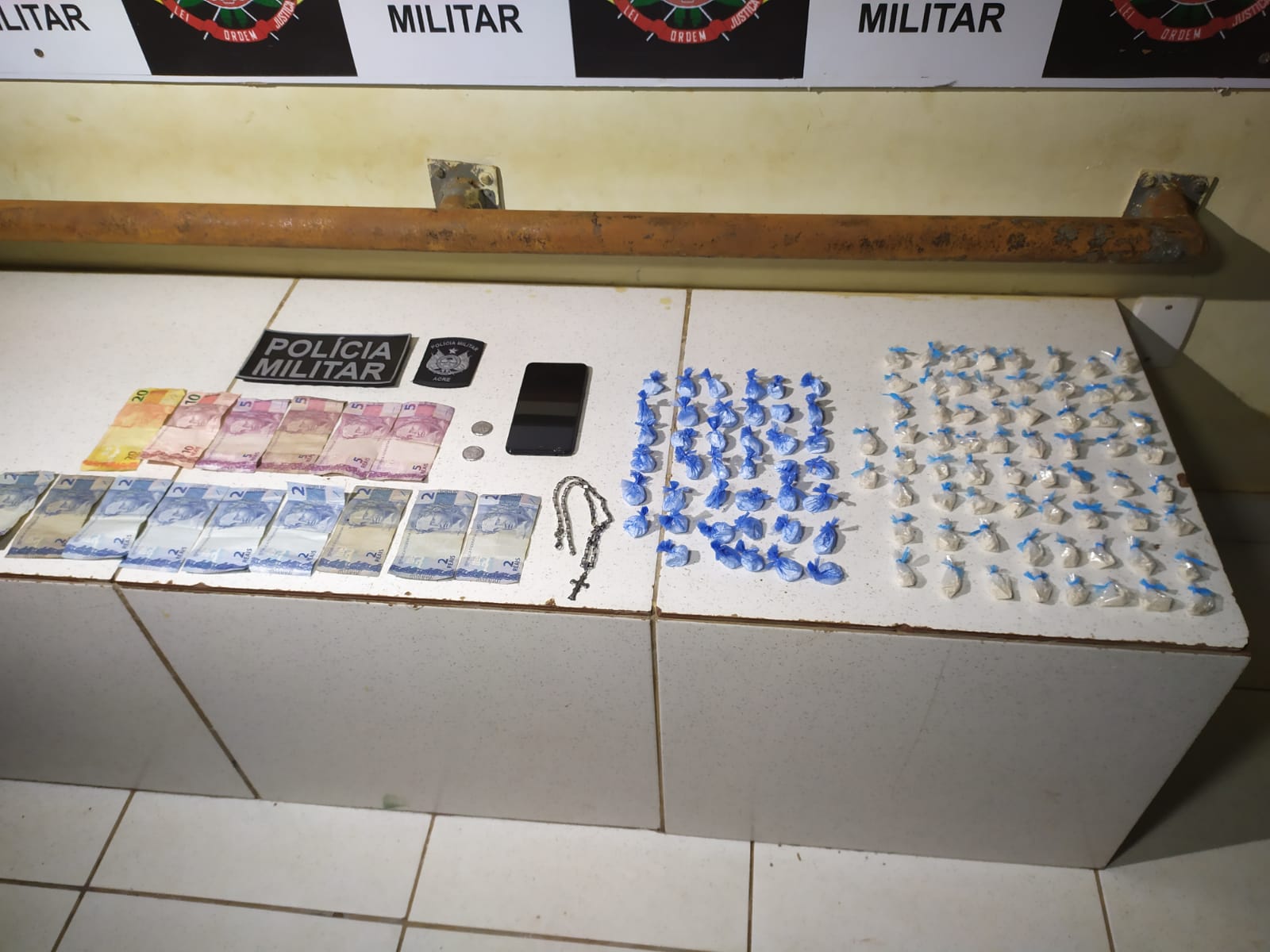 Menor é apreendido com cocaína e merla no bairro Wanderlei Dantas