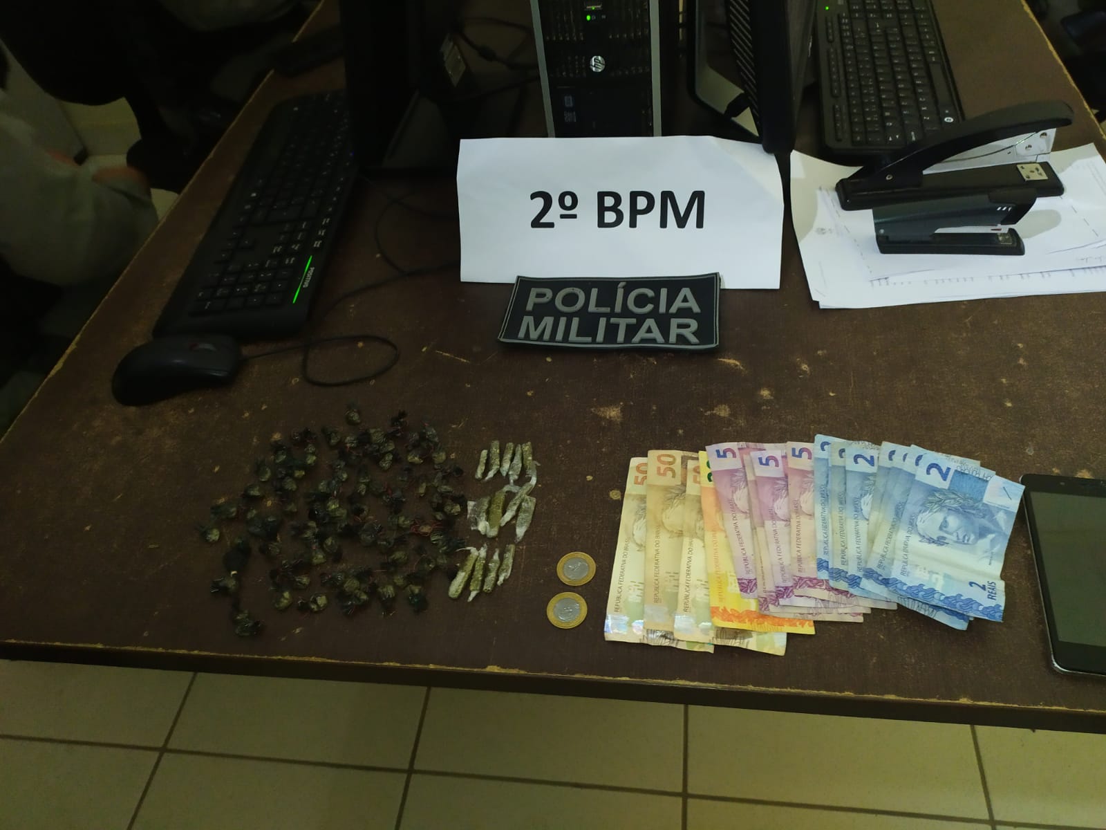 Homem é preso com mais de 80 pedras de crack e barras de maconha em Rio Branco